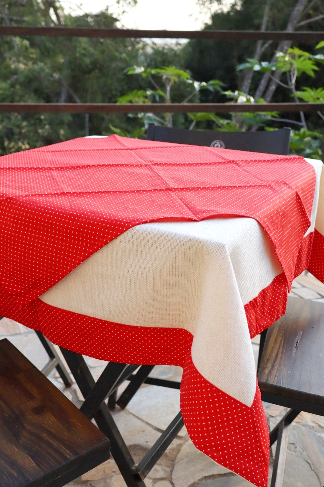 Toalha de Mesa com Barra de Tricoline Poá Vermelho com Composê 1,10x1,10m
