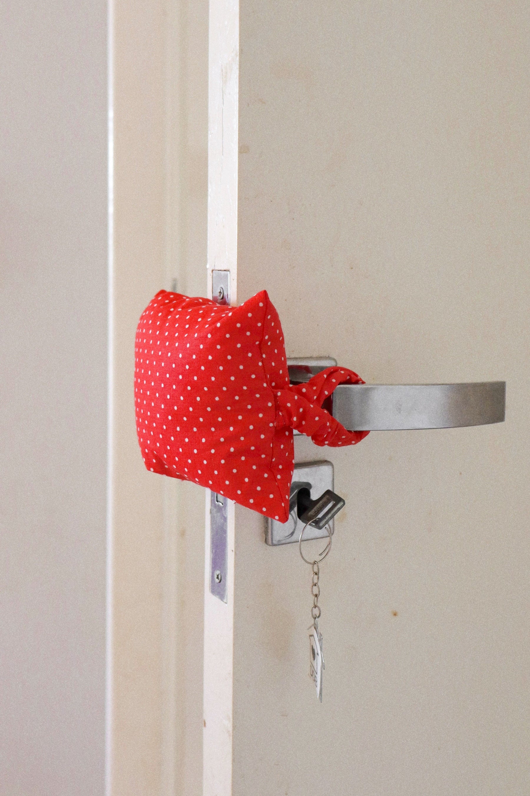 Protetor de Porta “Não Bate a Porta” Poá Vermelho