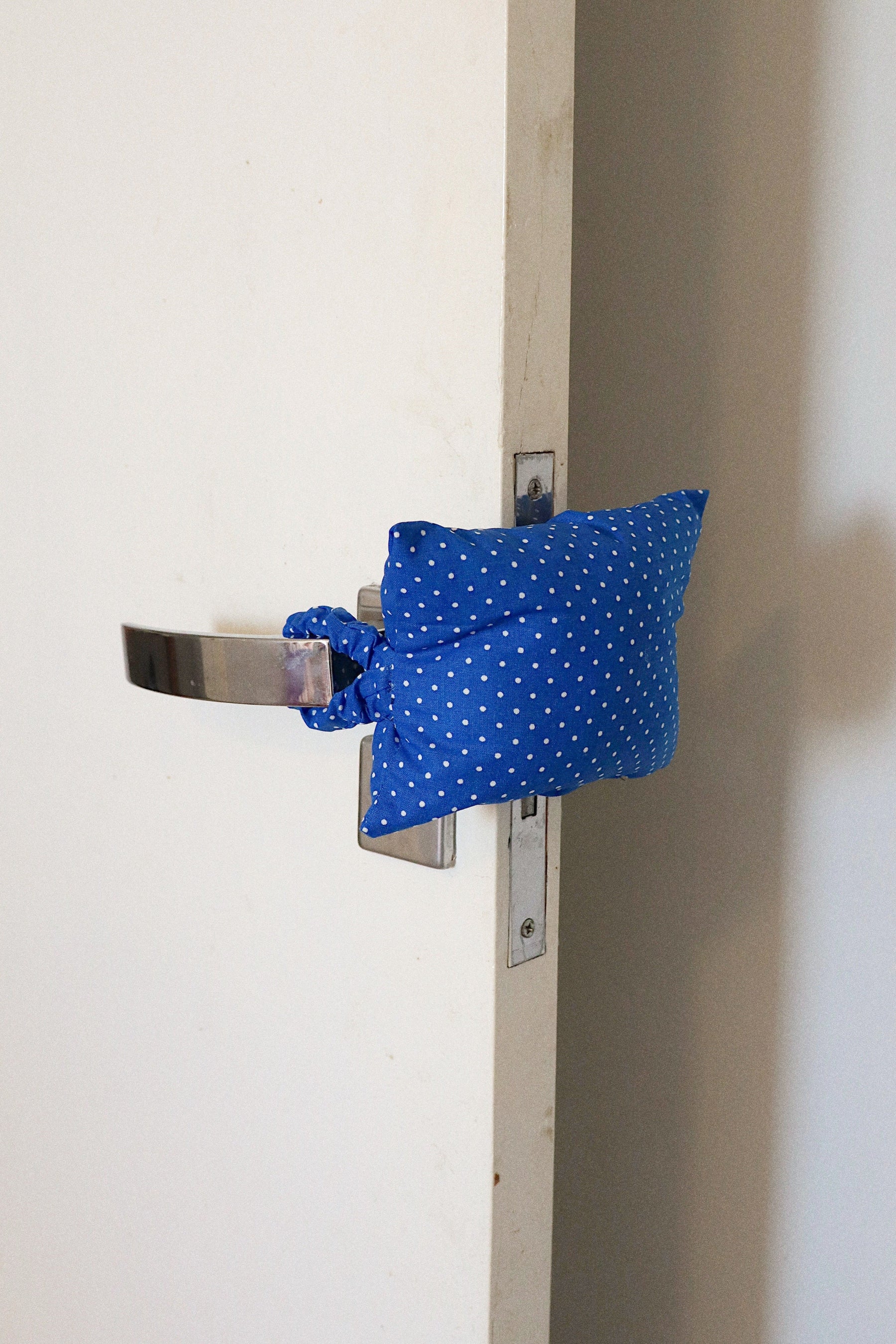 Protetor de Porta “Não Bate a Porta” Poá Azul