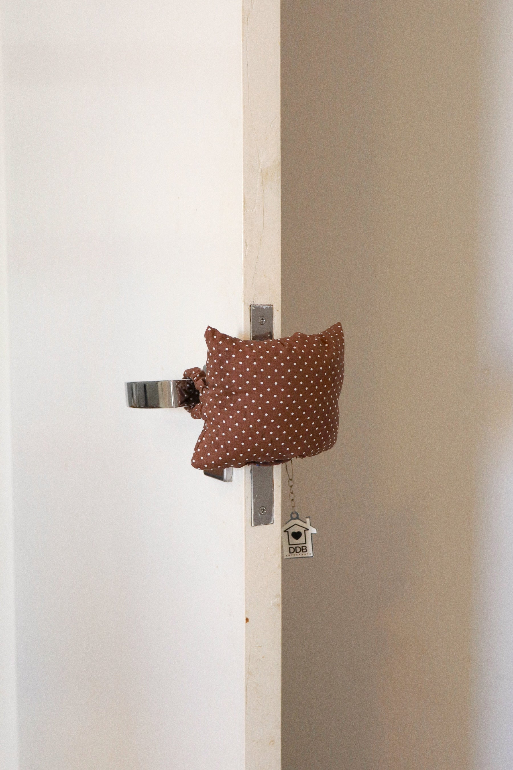 Protetor de Porta “Não Bate a Porta” Poá Marrom