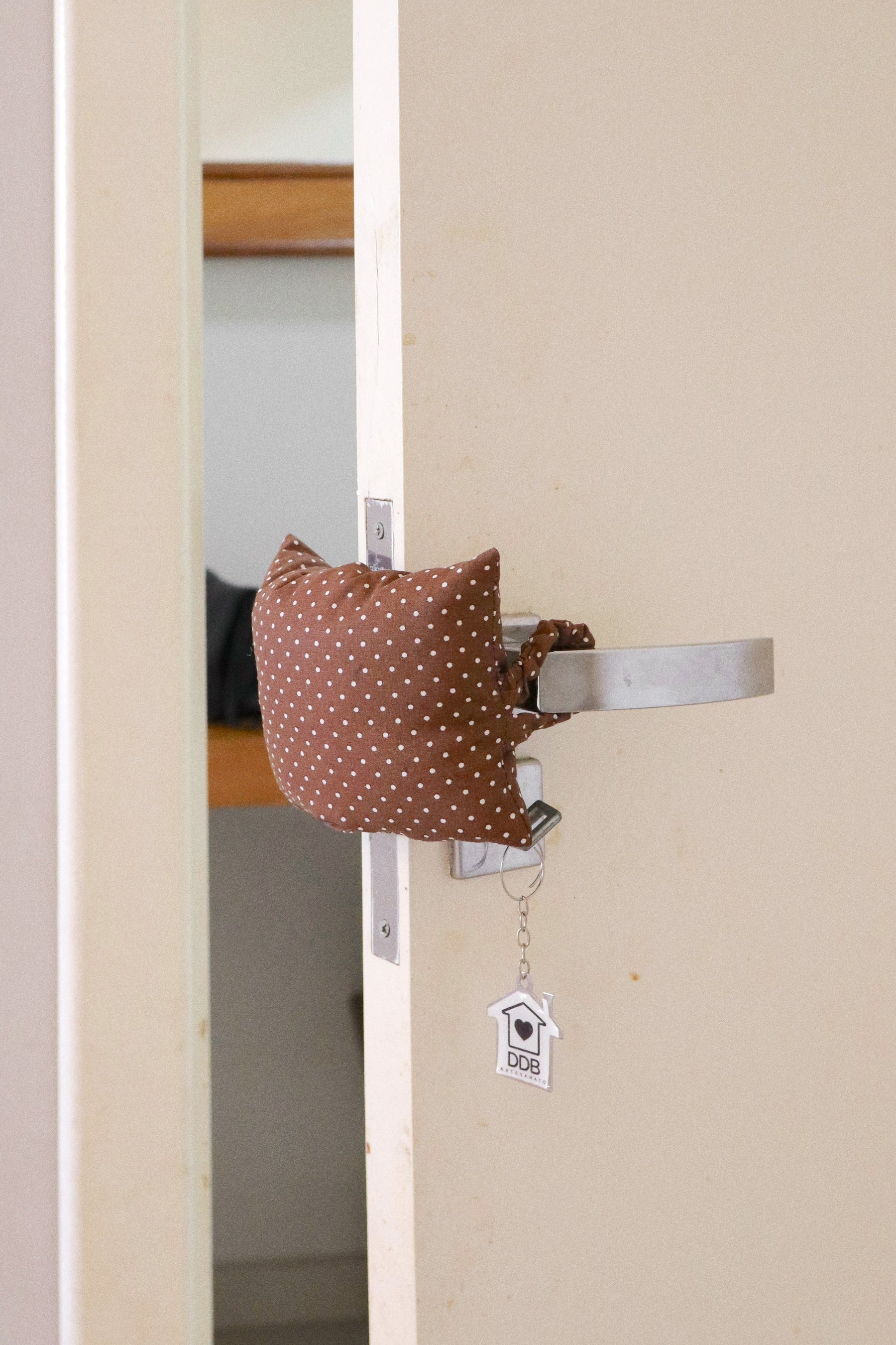 Protetor de Porta “Não Bate a Porta” Poá Marrom