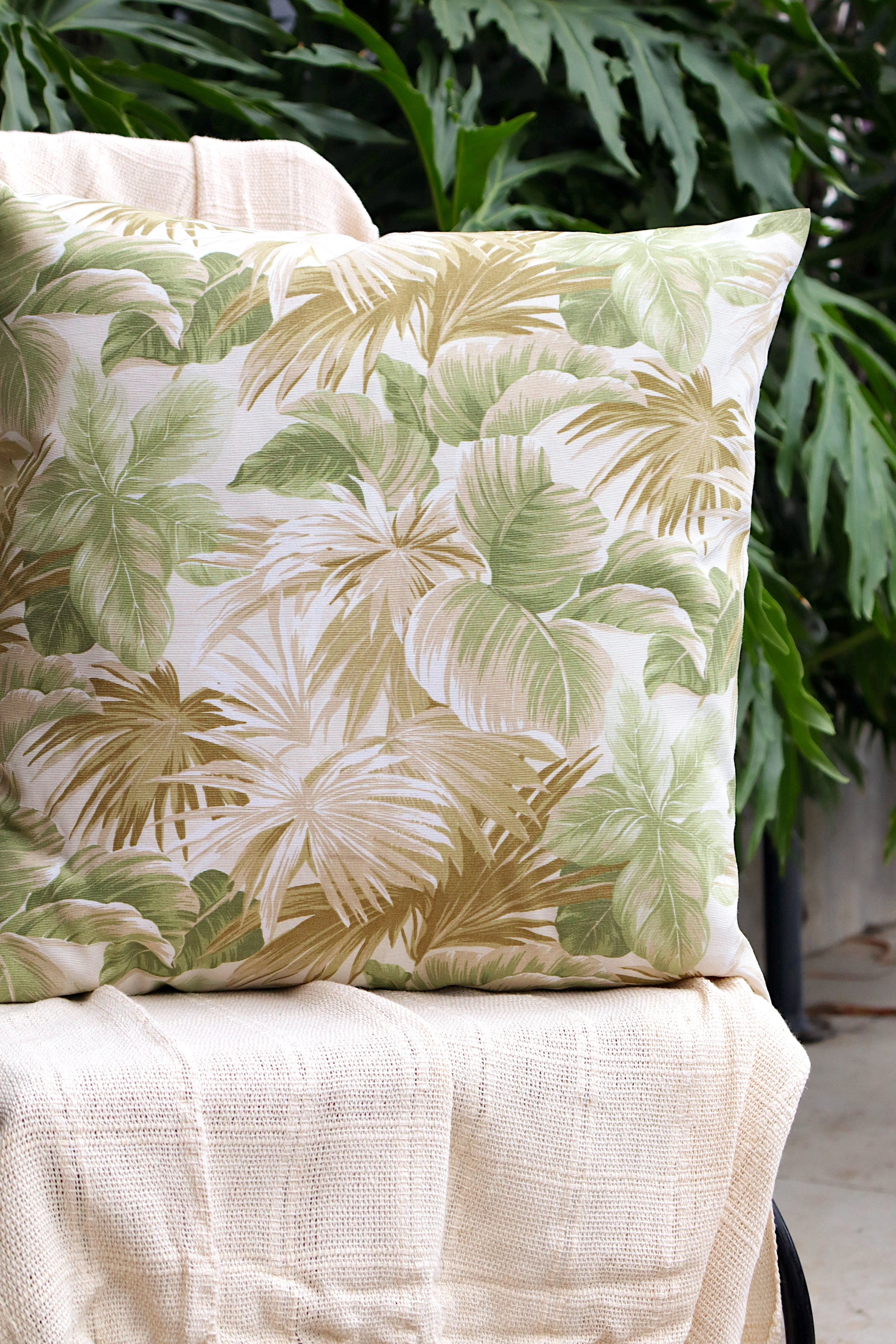 Capa de Almofada Impermeável Belize Folhas Verde Claro 65x65