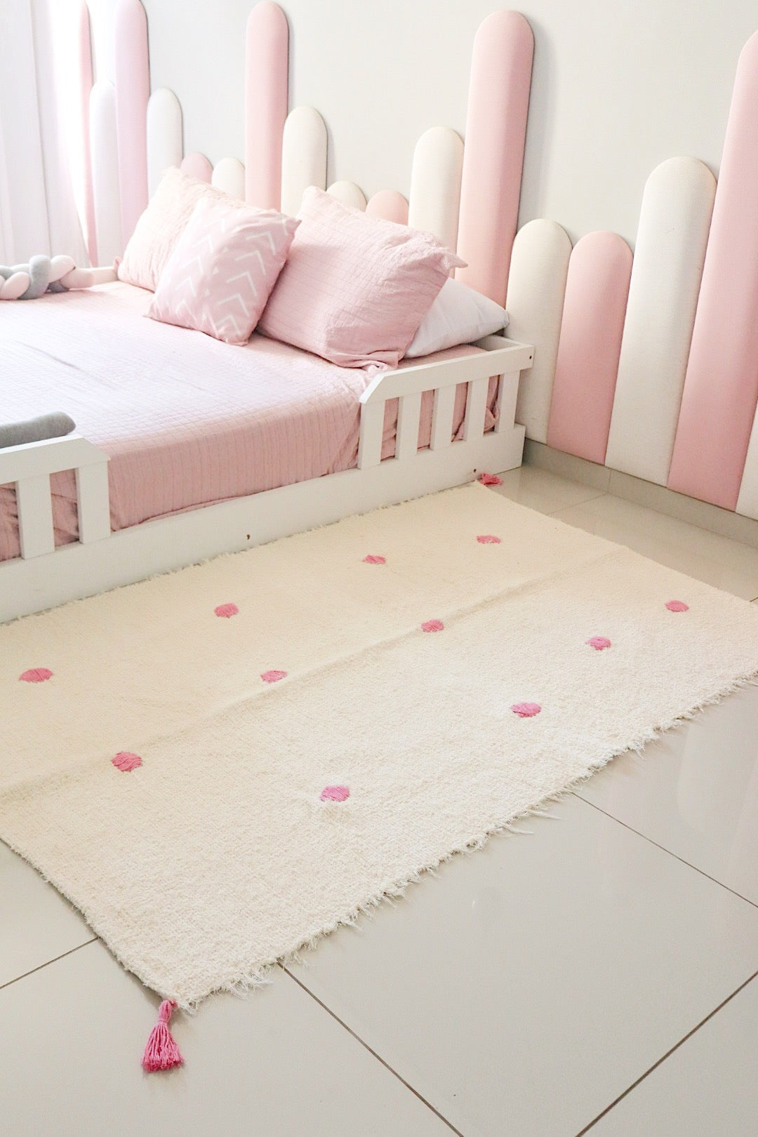Tapete Médio Algodão Bordado Pompom Bolinhas Rosa 1,00x1,50m