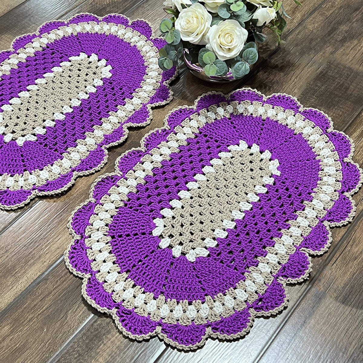 Par de Tapetes Crochê Oval Artesanal Roxo Nude Decorativo Sala Quarto