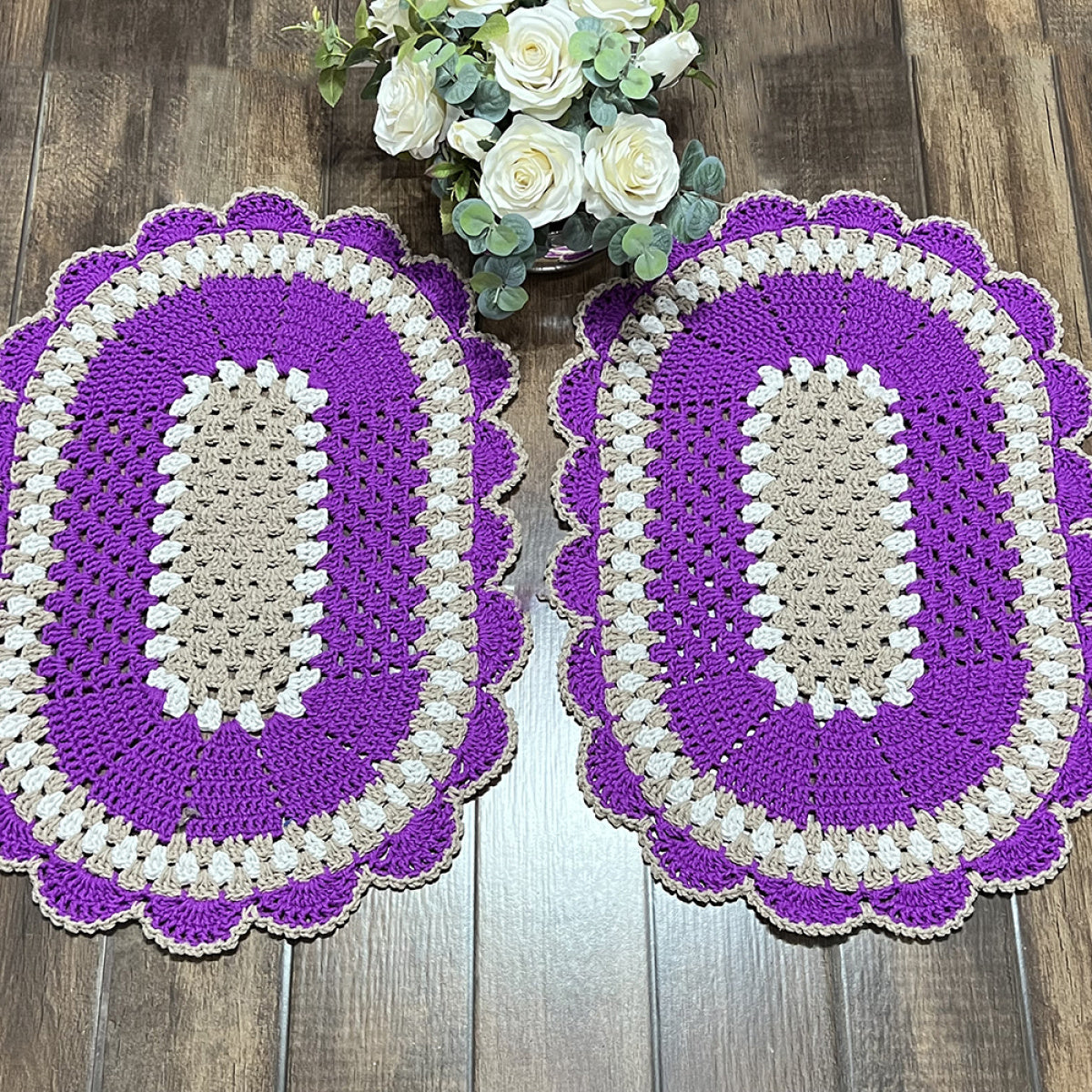 Par de Tapetes Crochê Oval Artesanal Roxo Nude Decorativo Sala Quarto