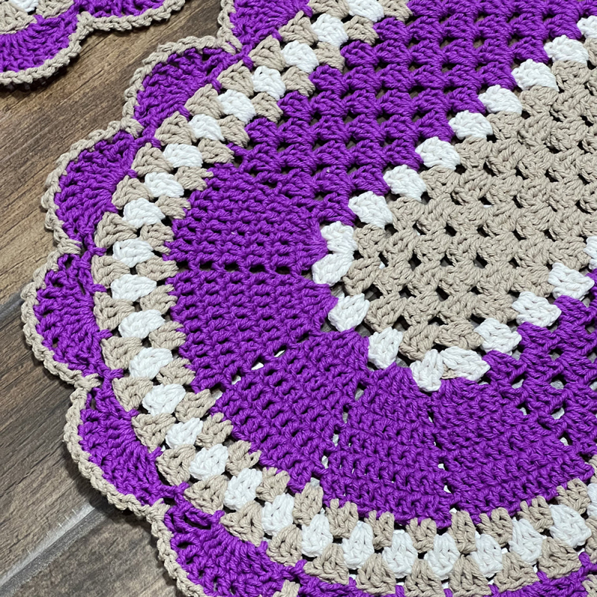 Par de Tapetes Crochê Oval Artesanal Roxo Nude Decorativo Sala Quarto