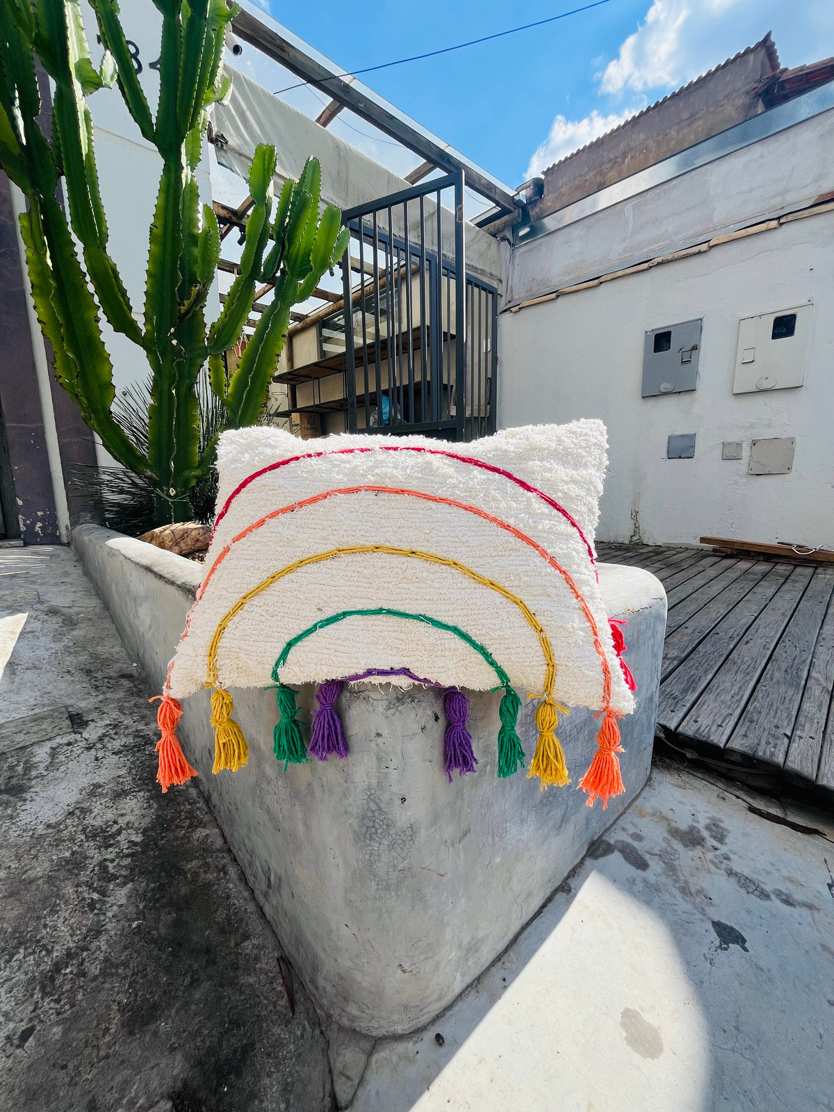 Capa de Almofada Algodão Baguete Bordada Pompom Arco Íris 30x50cm