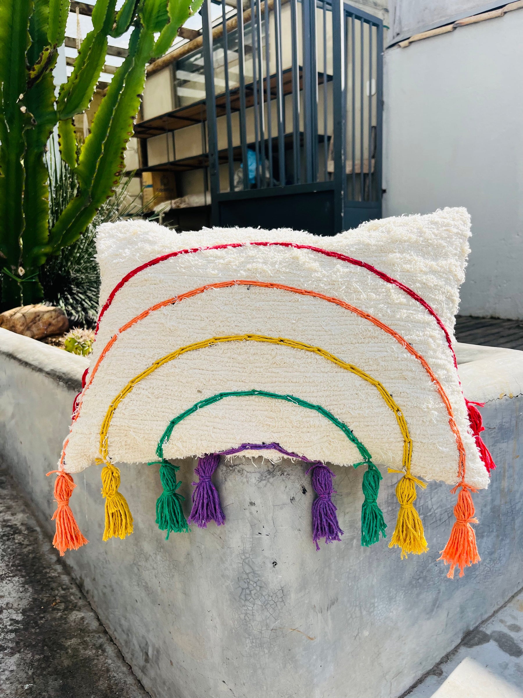 Capa de Almofada Algodão Baguete Bordada Pompom Arco Íris 30x50cm