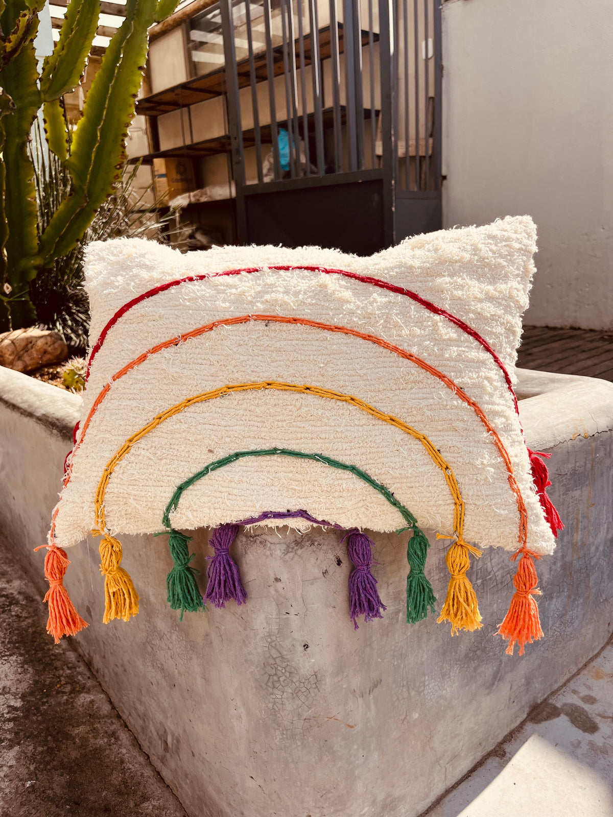 Capa de Almofada Algodão Baguete Bordada Pompom Arco Íris 30x50cm