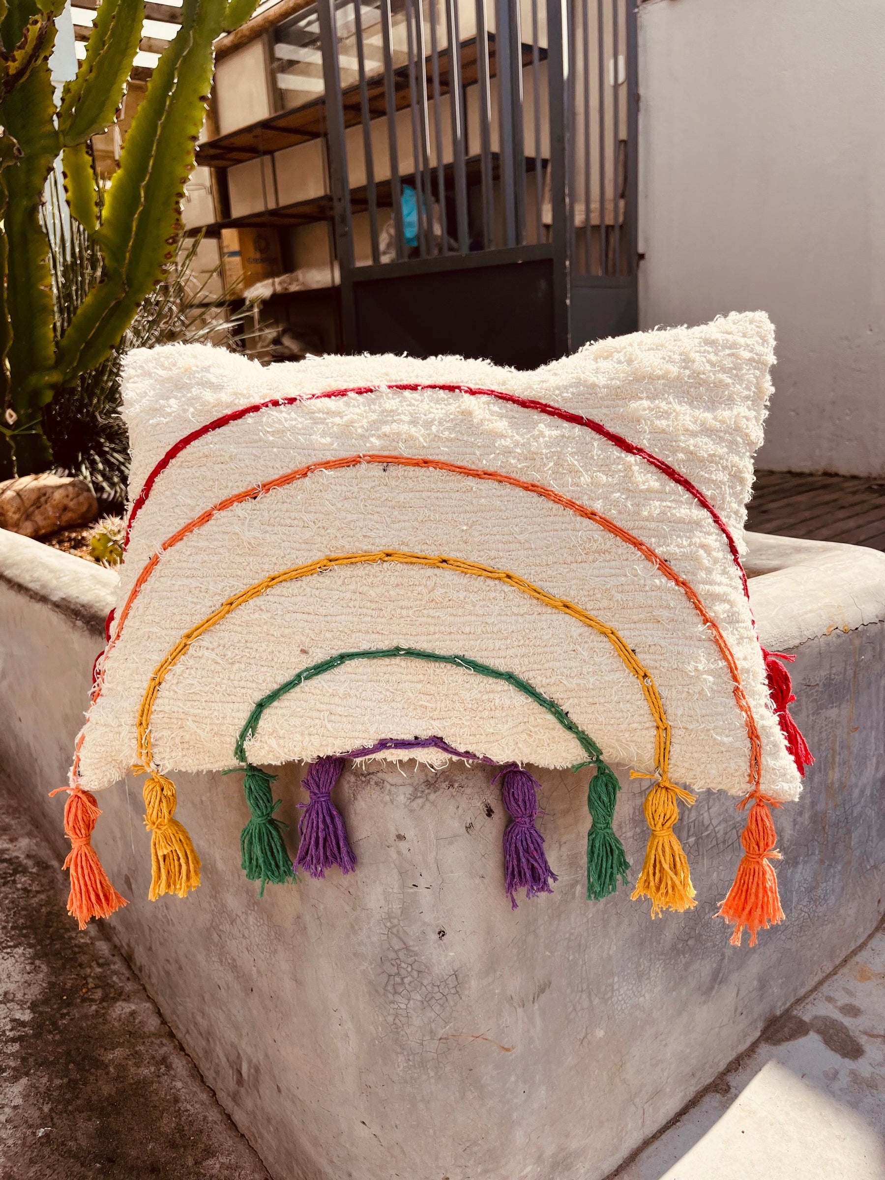 Capa de Almofada Algodão Baguete Bordada Pompom Arco Íris 30x50cm