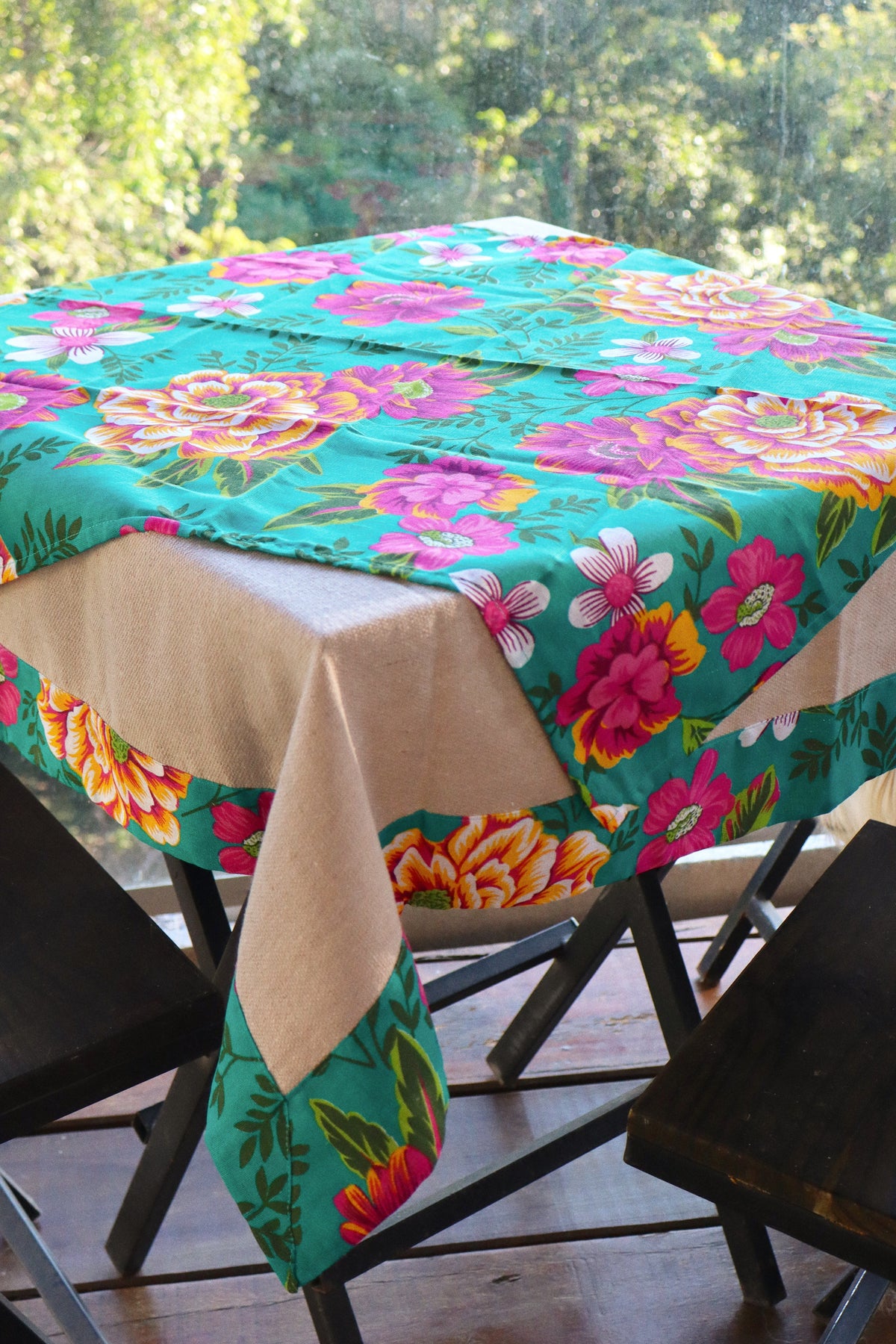Toalha de Mesa com Barra de Chita Tifanny e Café com Leite com Composê 1,10x1,10m