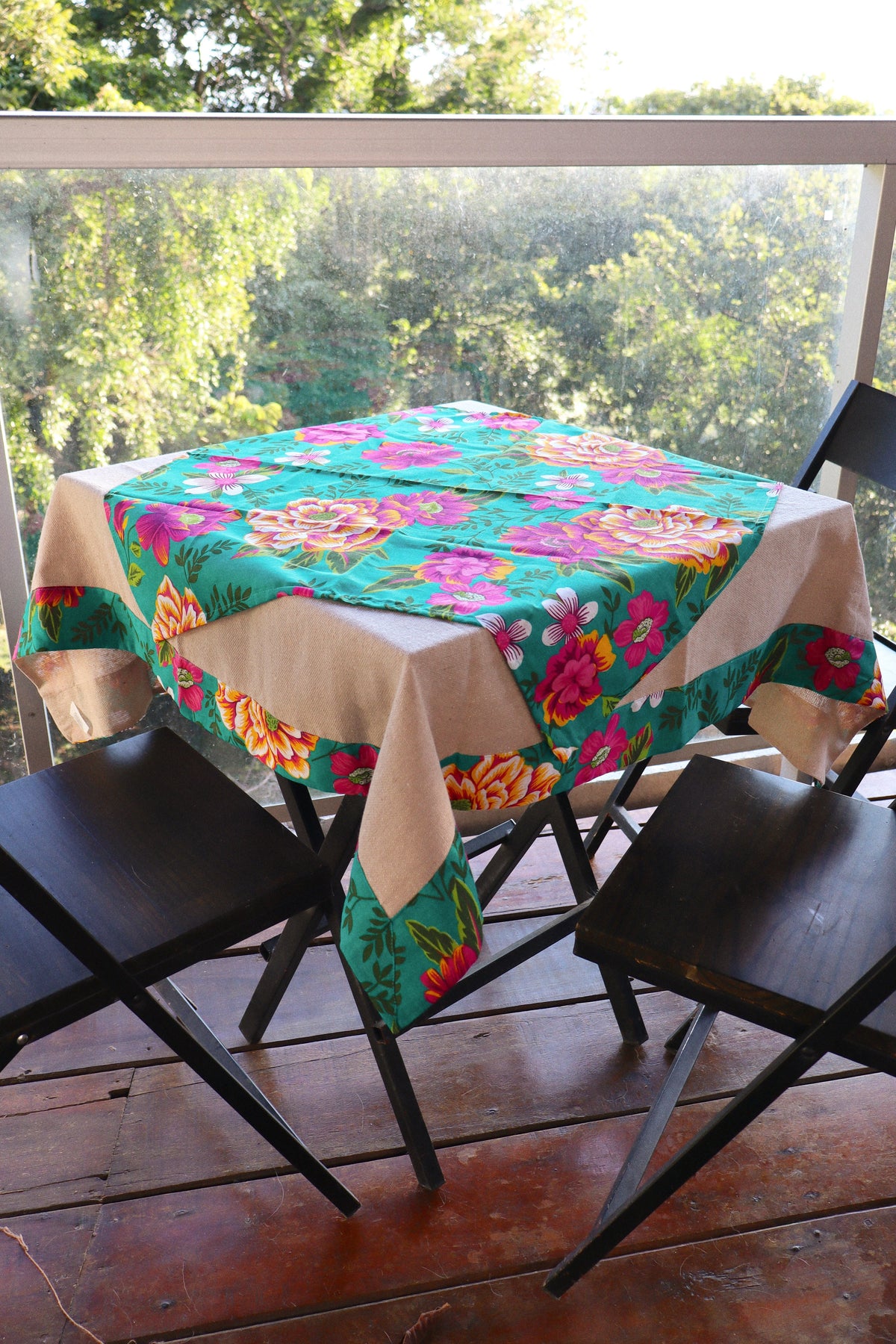 Toalha de Mesa com Barra de Chita Tifanny e Café com Leite com Composê 1,5mx1,5m