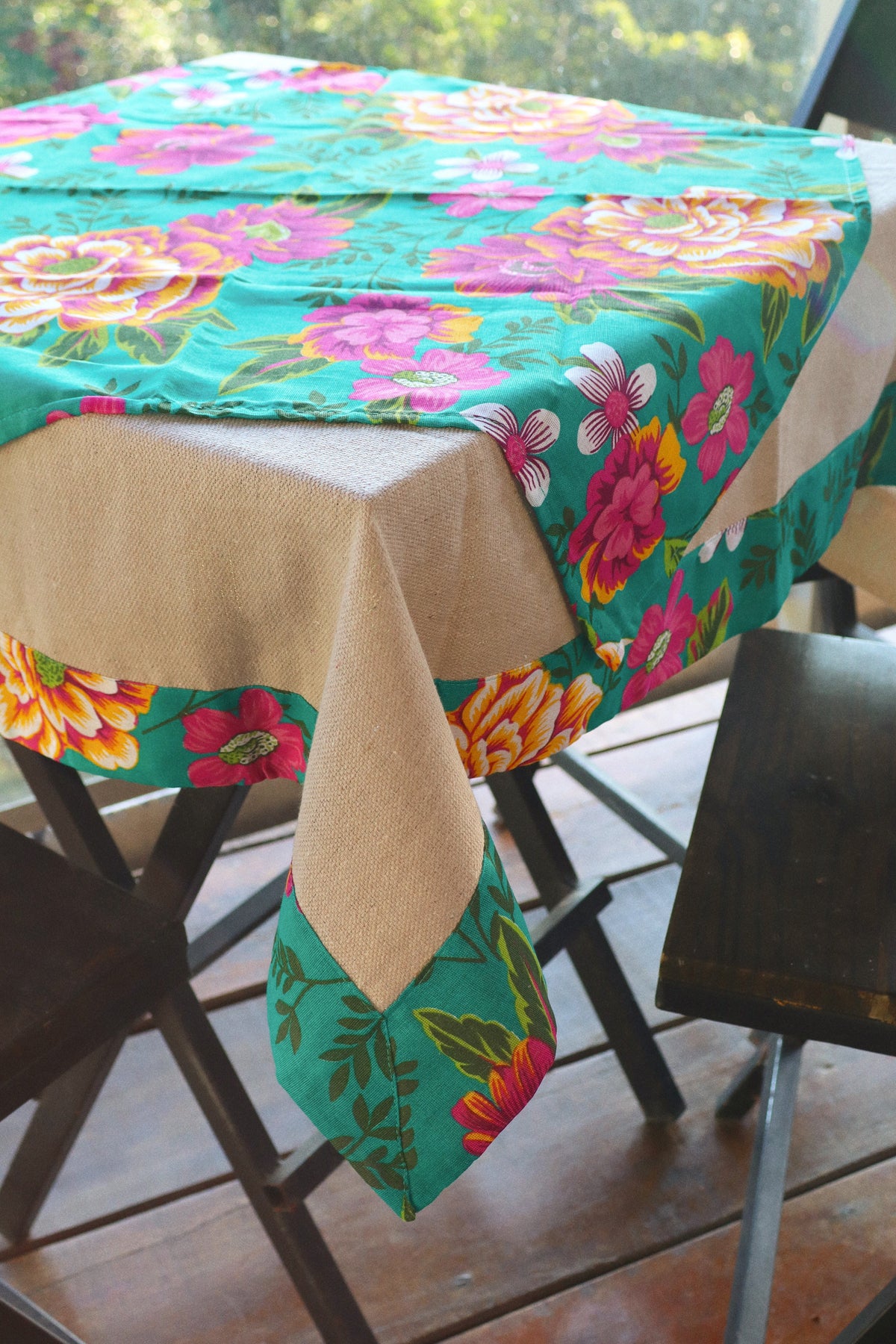 Toalha de Mesa com Barra de Chita Tifanny e Café com Leite com Composê 1,5mx1,5m