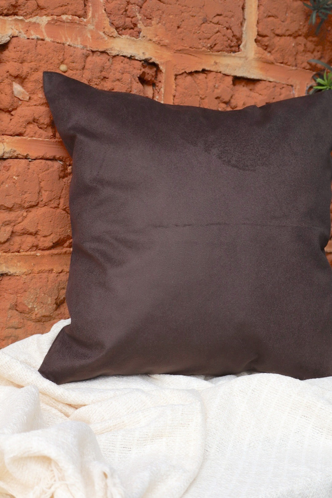 Capa de Almofada Suede Lisa Marrom Café 45x45
