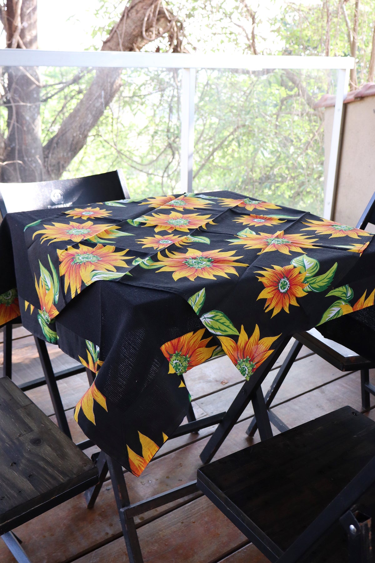 Toalha de Mesa com Barra de Chita Preta com Composê 1,5mx1,5m