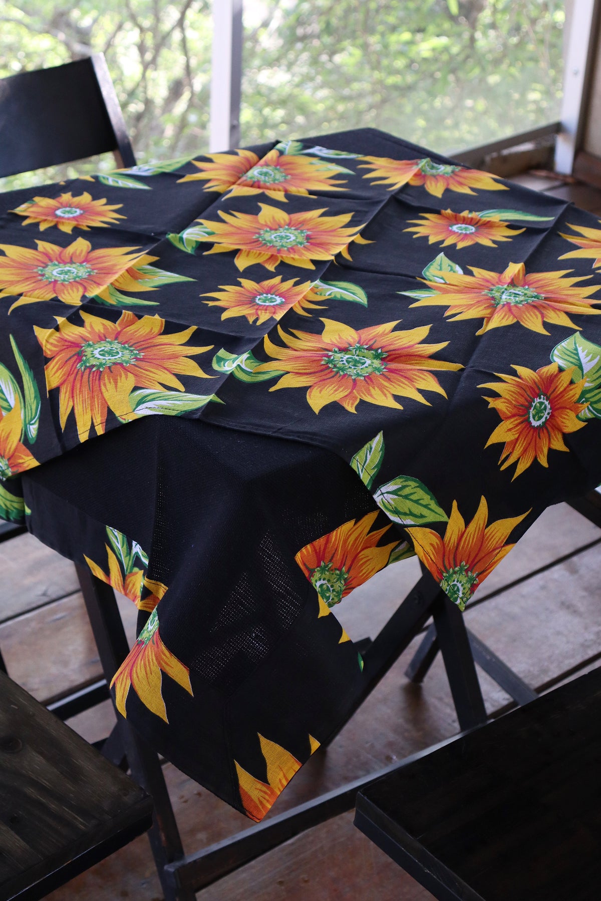 Toalha de Mesa com Barra de Chita Preta com Composê 1,5mx1,5m