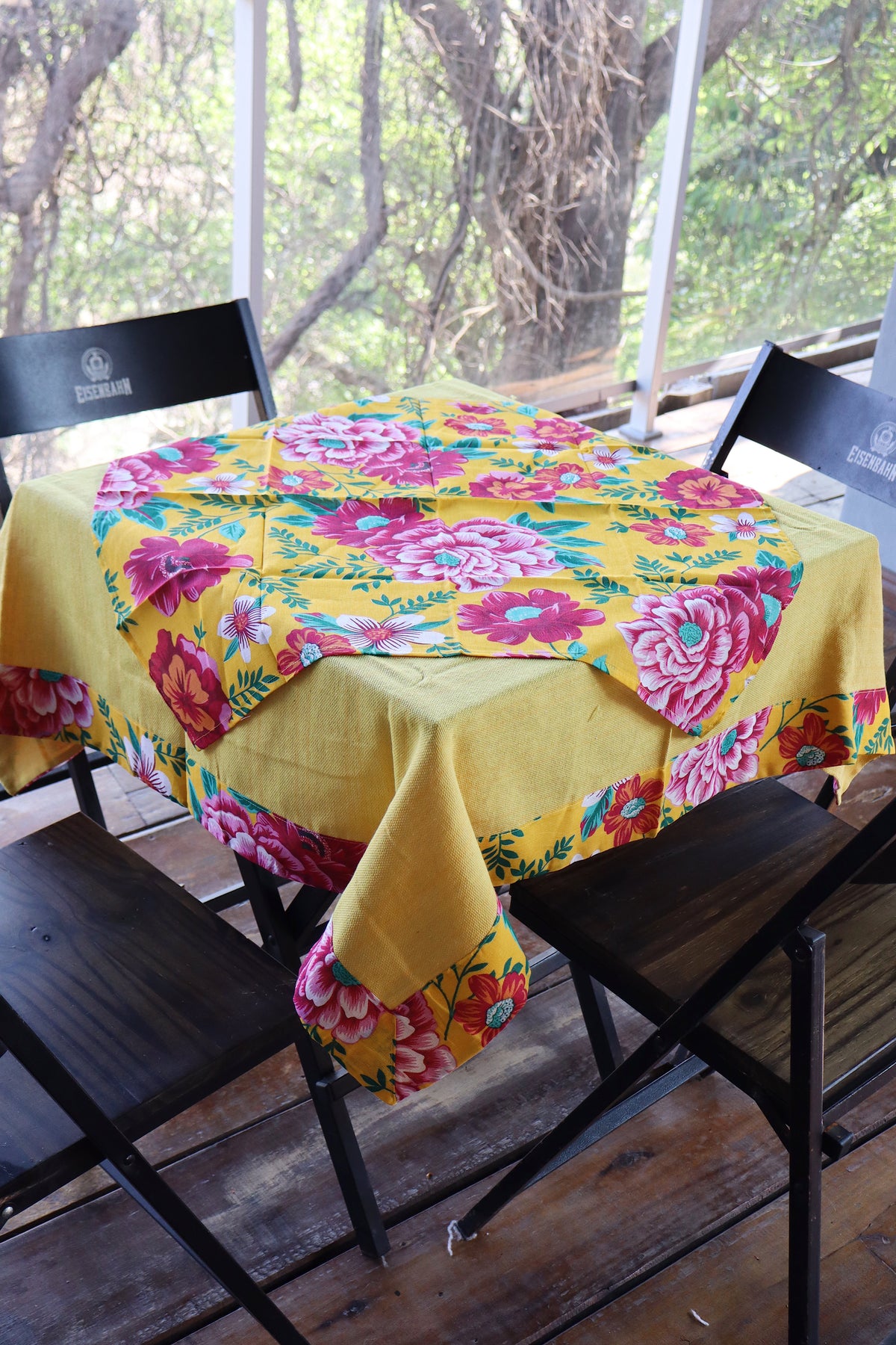 Toalha de Mesa com Barra de Chita Amarela com Composê 1,5mx1,5m