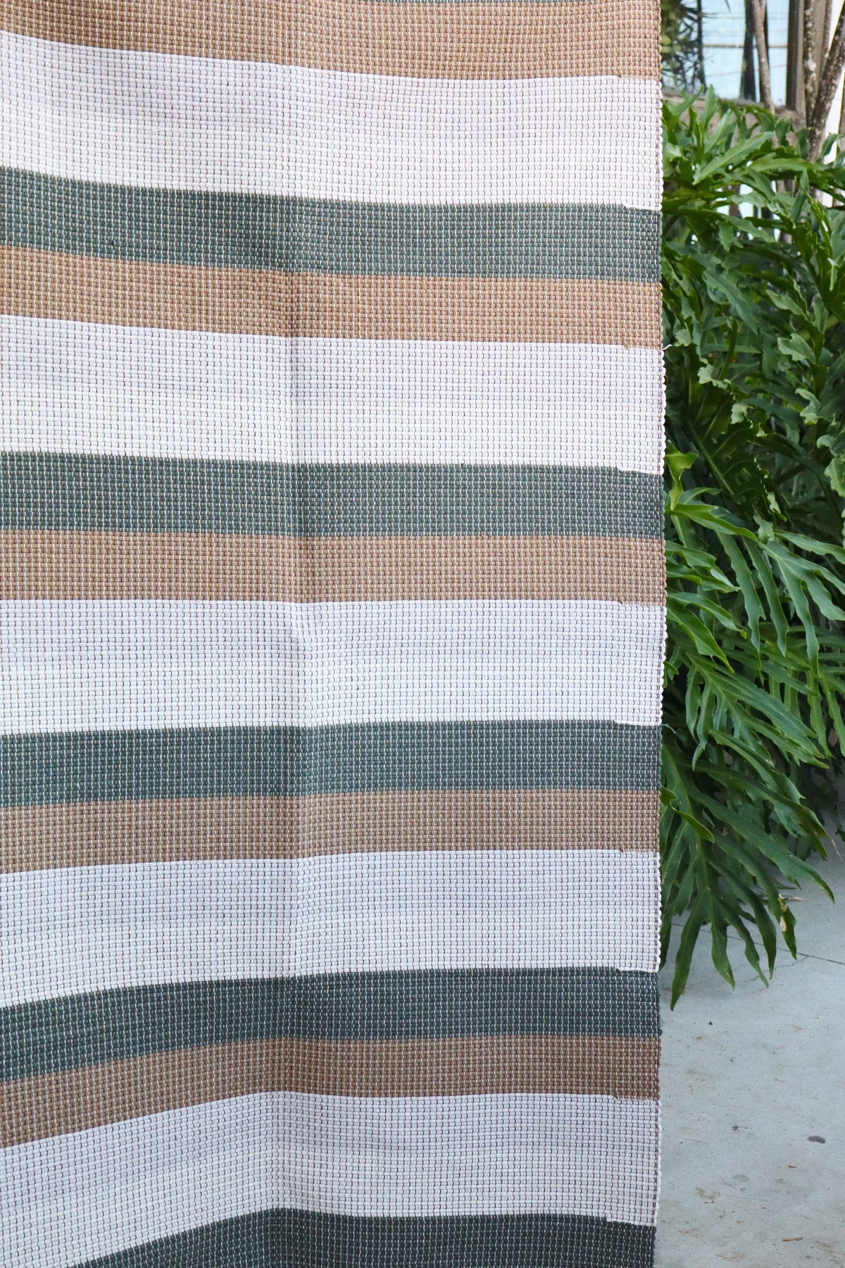 Tapete Médio Linha Listrado Verde e Marrom 0,90x2,00m
