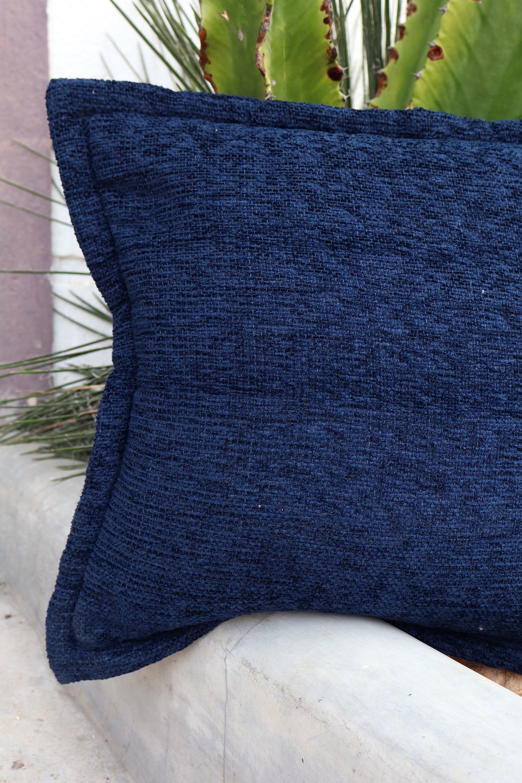 Capa de Almofada em Chenille com Aba Lateral Azul Escuro 45x45