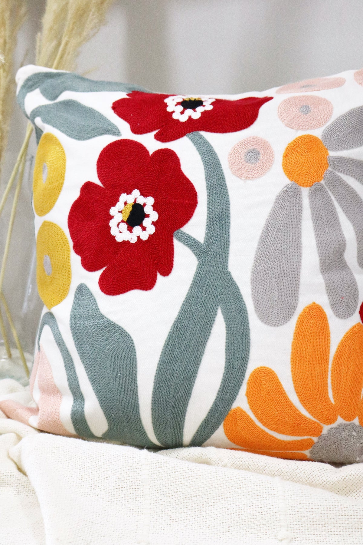 Capa de Almofada Bordada em Linho 45x45 OUT Laranja e Vermelha