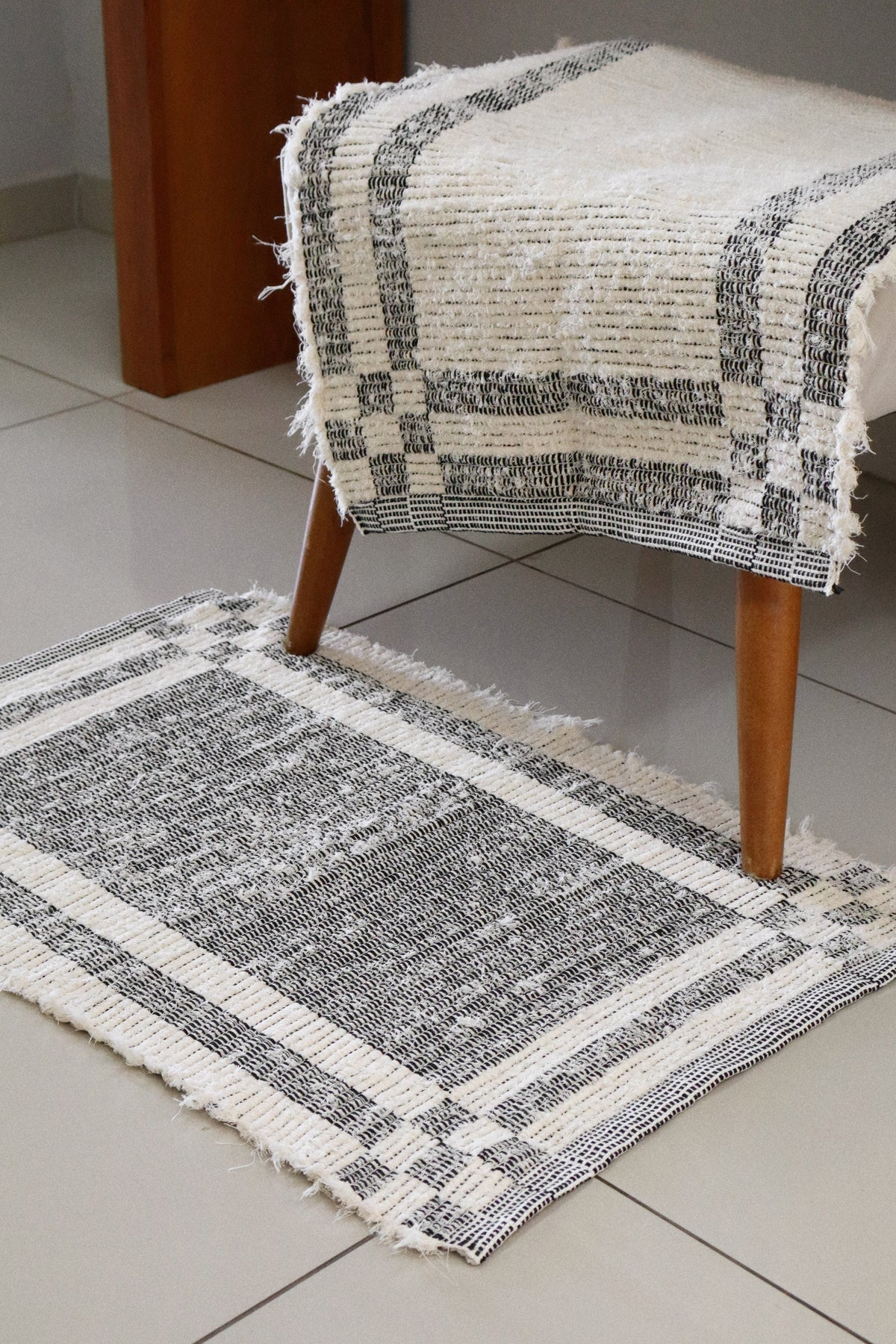 Tapete Algodão Felpudo Dupla Face Preto sem Franja 50x80cm