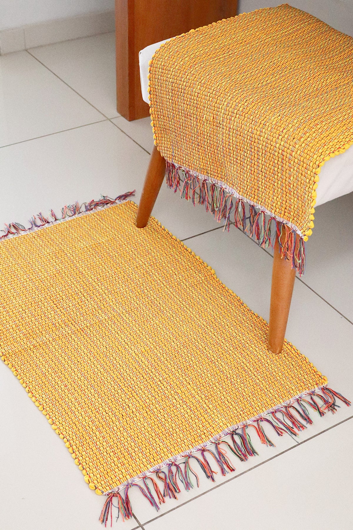 Par de Tapete de Malha Amarelo Liso
