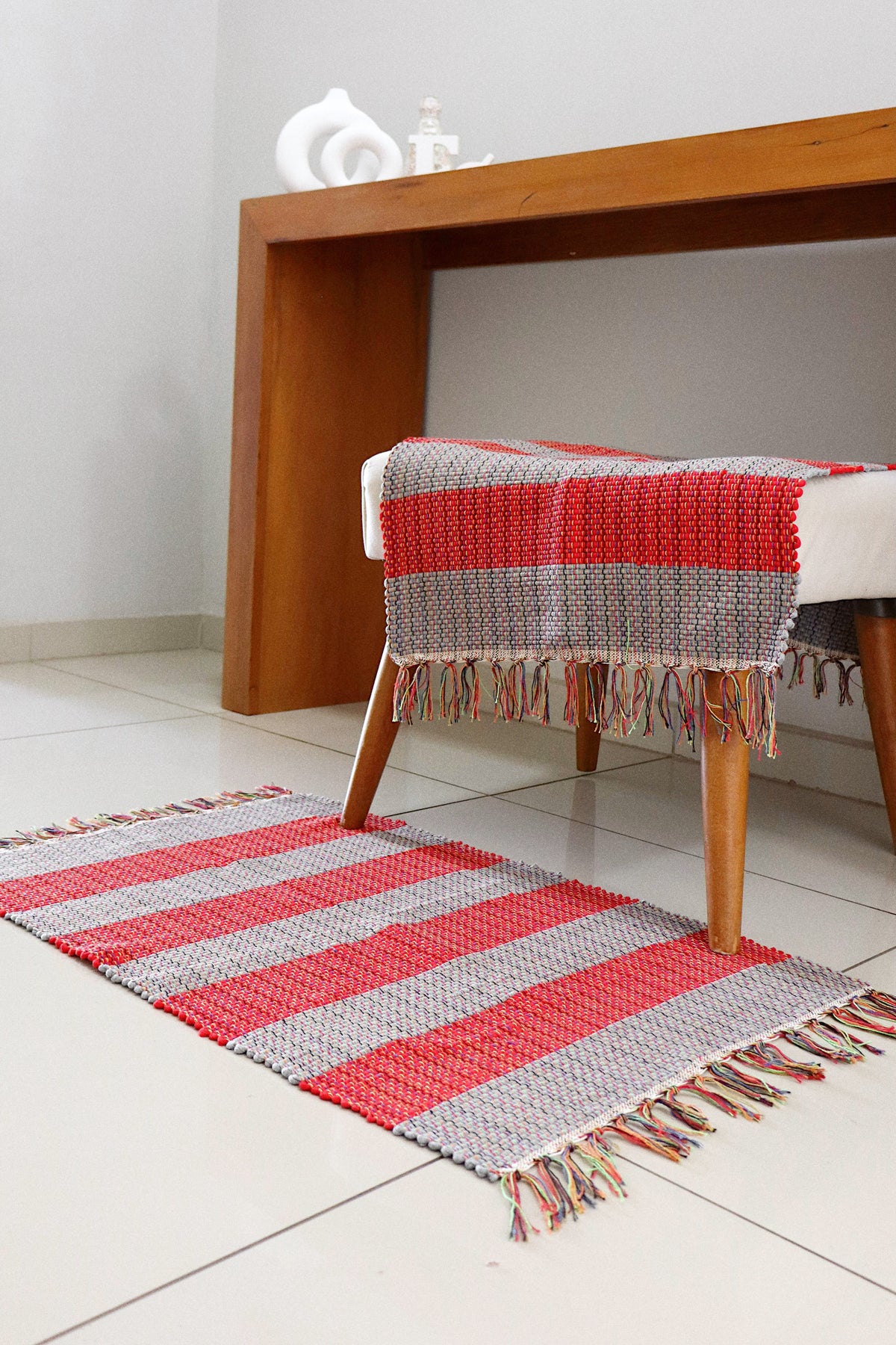 Par de Tapete de Malha Listrado Vermelho e Cinza