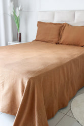 Kit Colcha Carícia + Porta Travesseiros Casal Caramelo