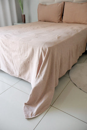 Kit Colcha Carícia + Porta Travesseiros Casal Bege