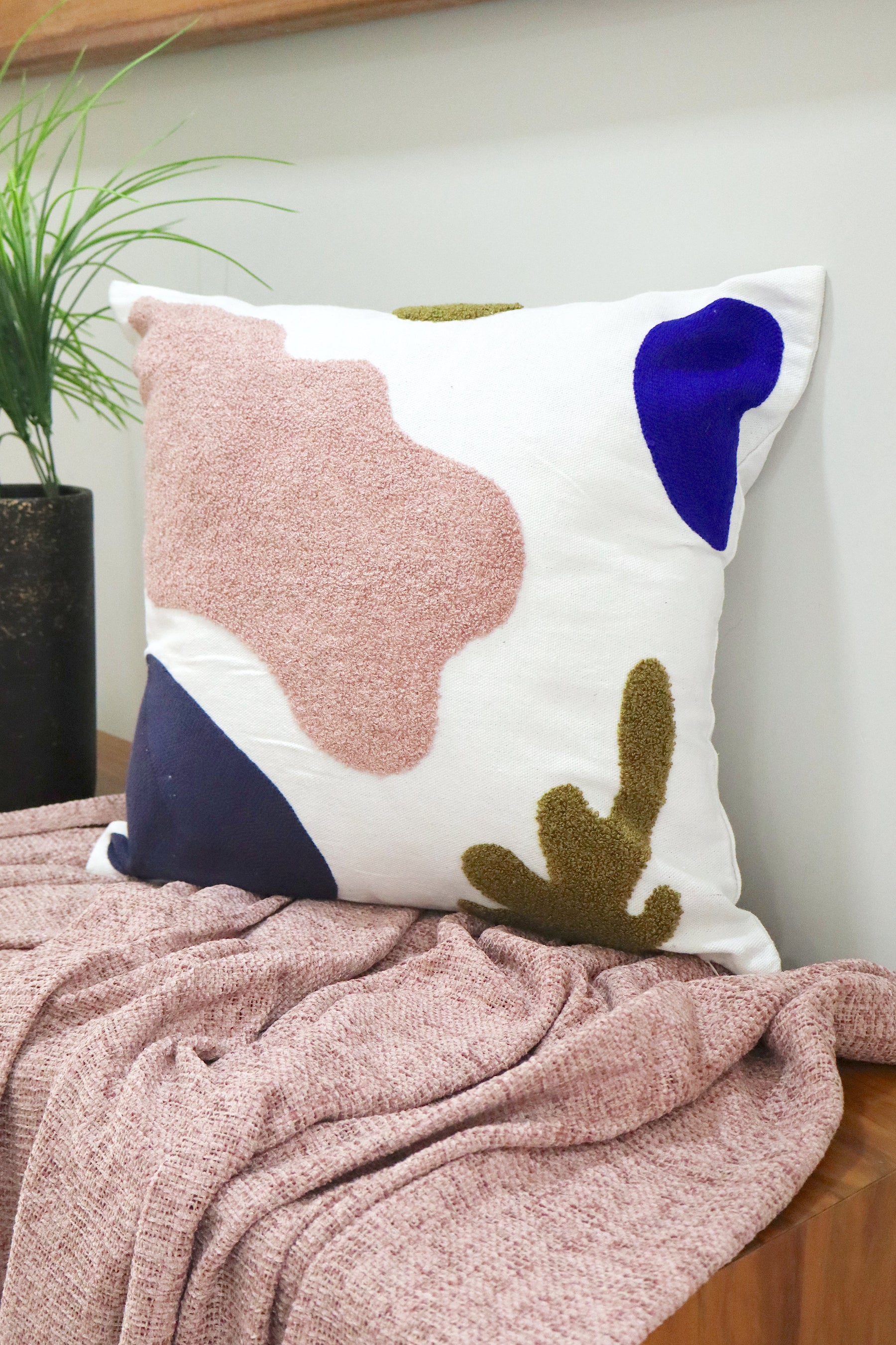Capa de Almofada Bordada em Linho 45x45 Rosa e Azul