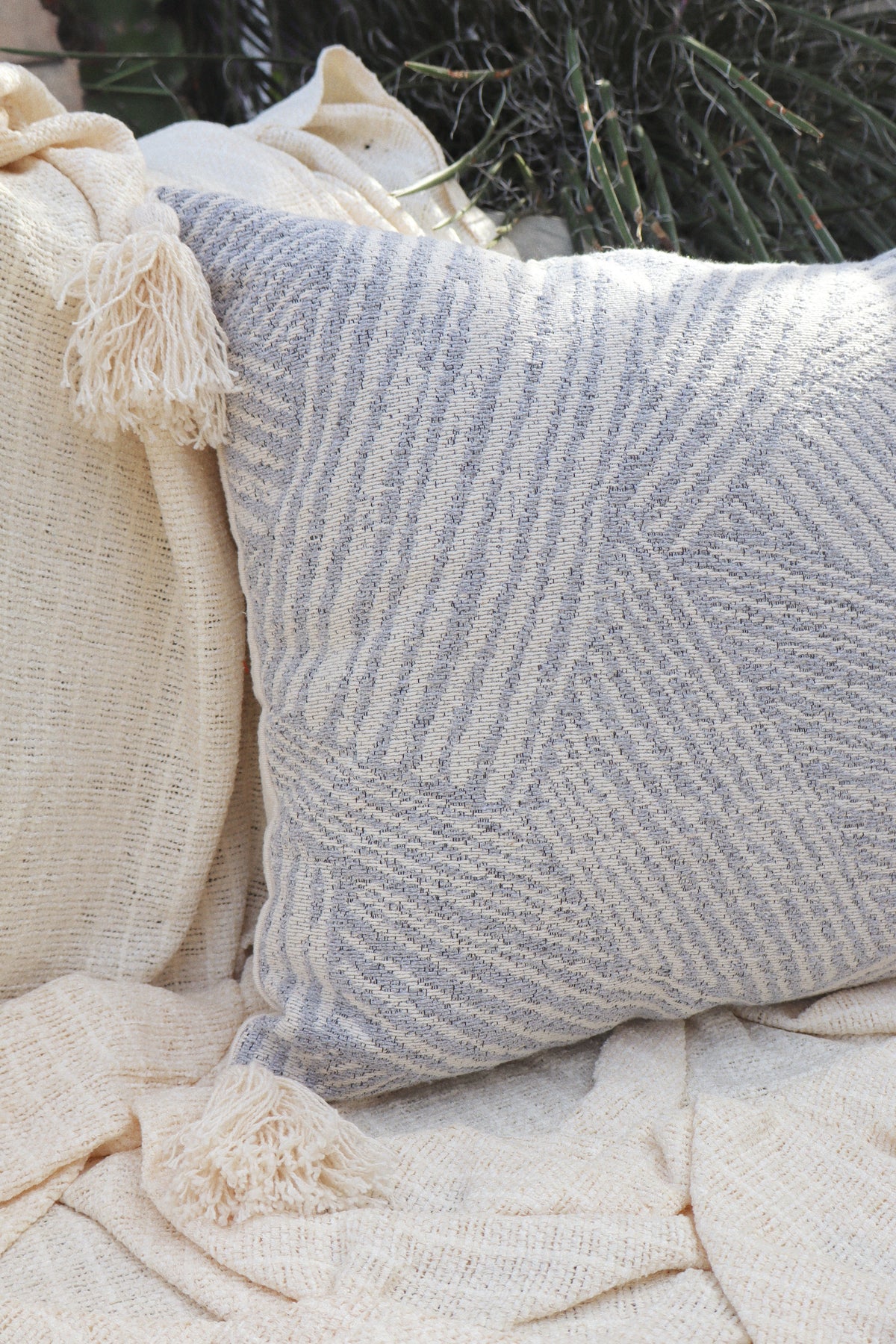 Capa de Almofada Boho Amestista com Pompom Cinza 45x45