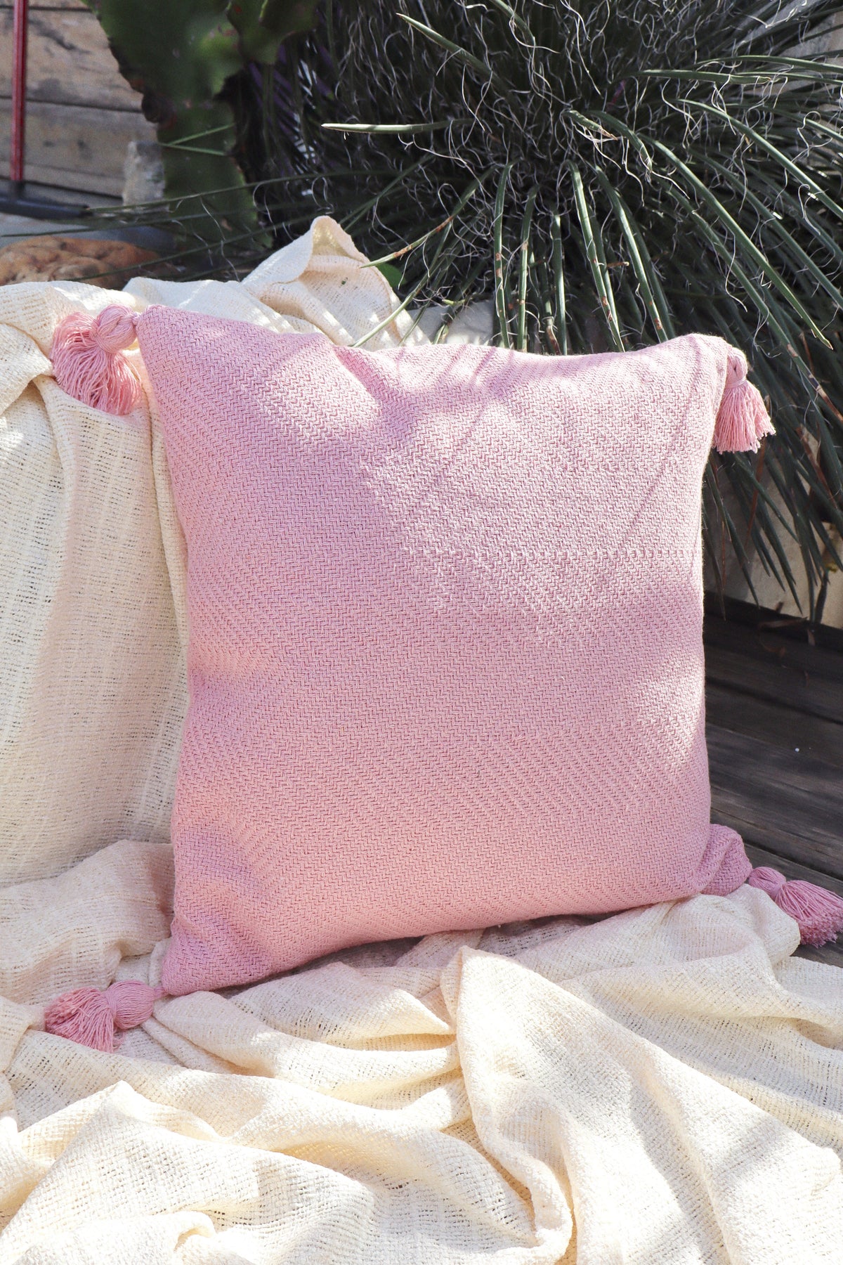 Capa de Almofada Boho Escama com Pompom Lisa Rosa Bebê 45x45