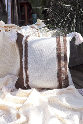Capa de Almofada Boho Estampada com Pompom Listras Marrom 45x45