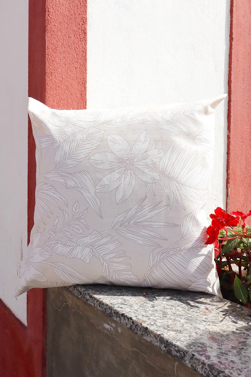 Capa de Almofada Impermeável Belize Folhas Bege Claro 65x65