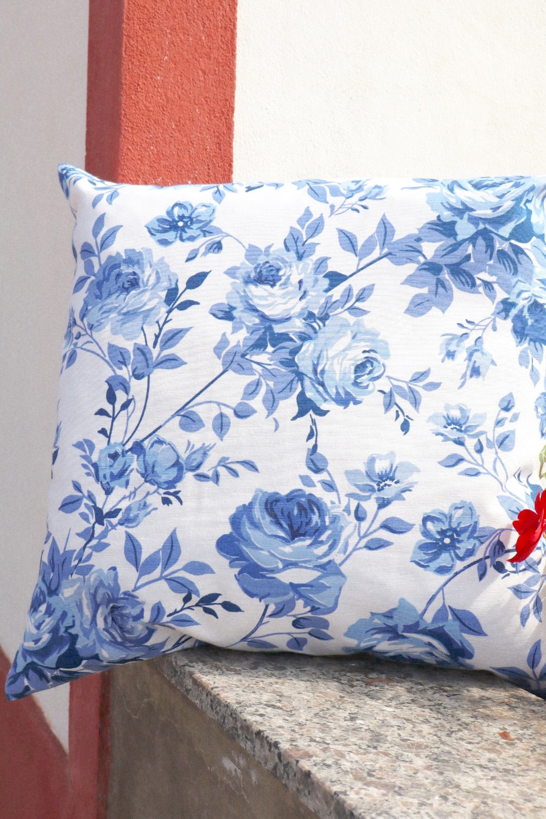 Capa de Almofada Impermeável Belize Floral Azul 65x65