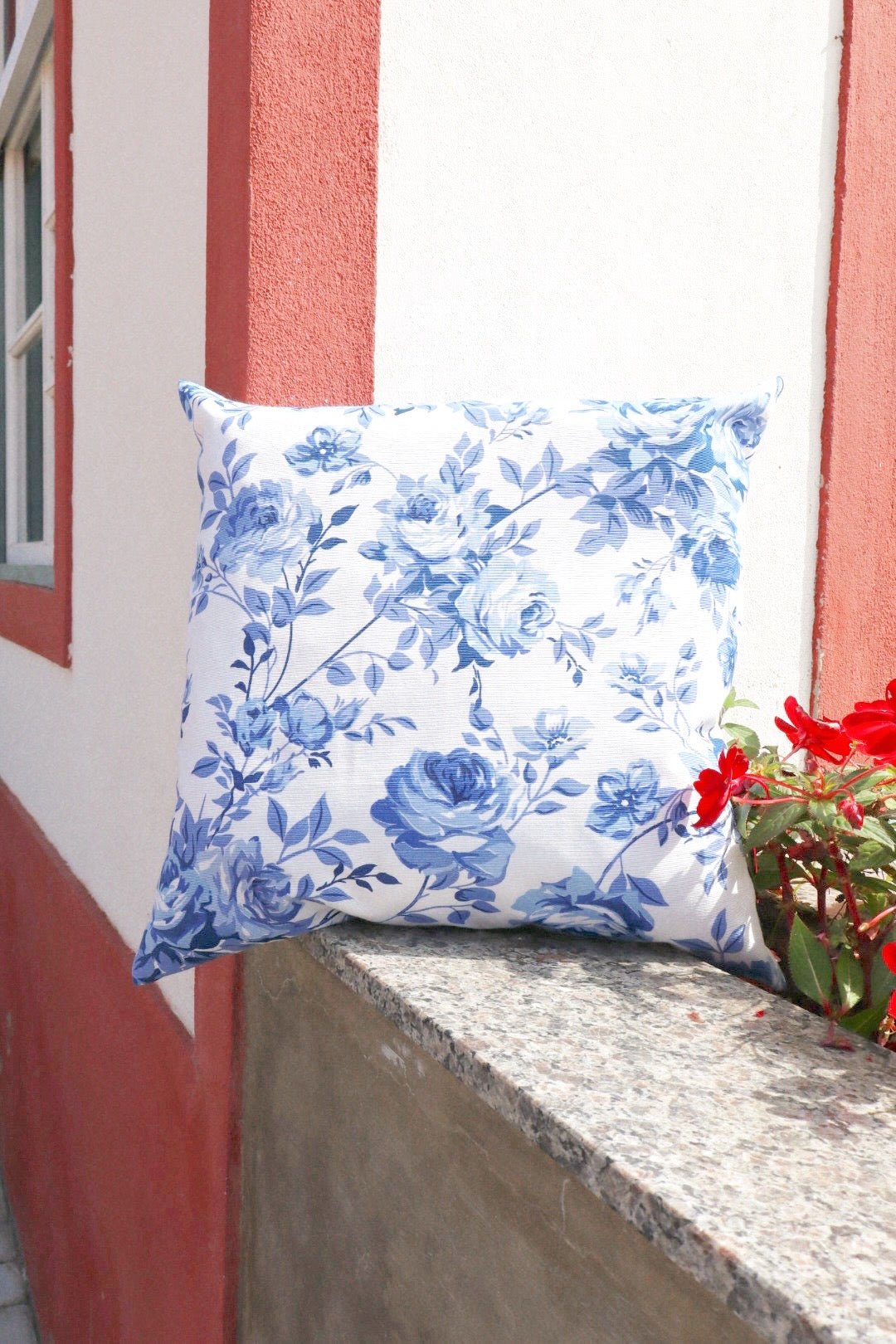 Capa de Almofada Impermeável Belize Floral Azul 65x65