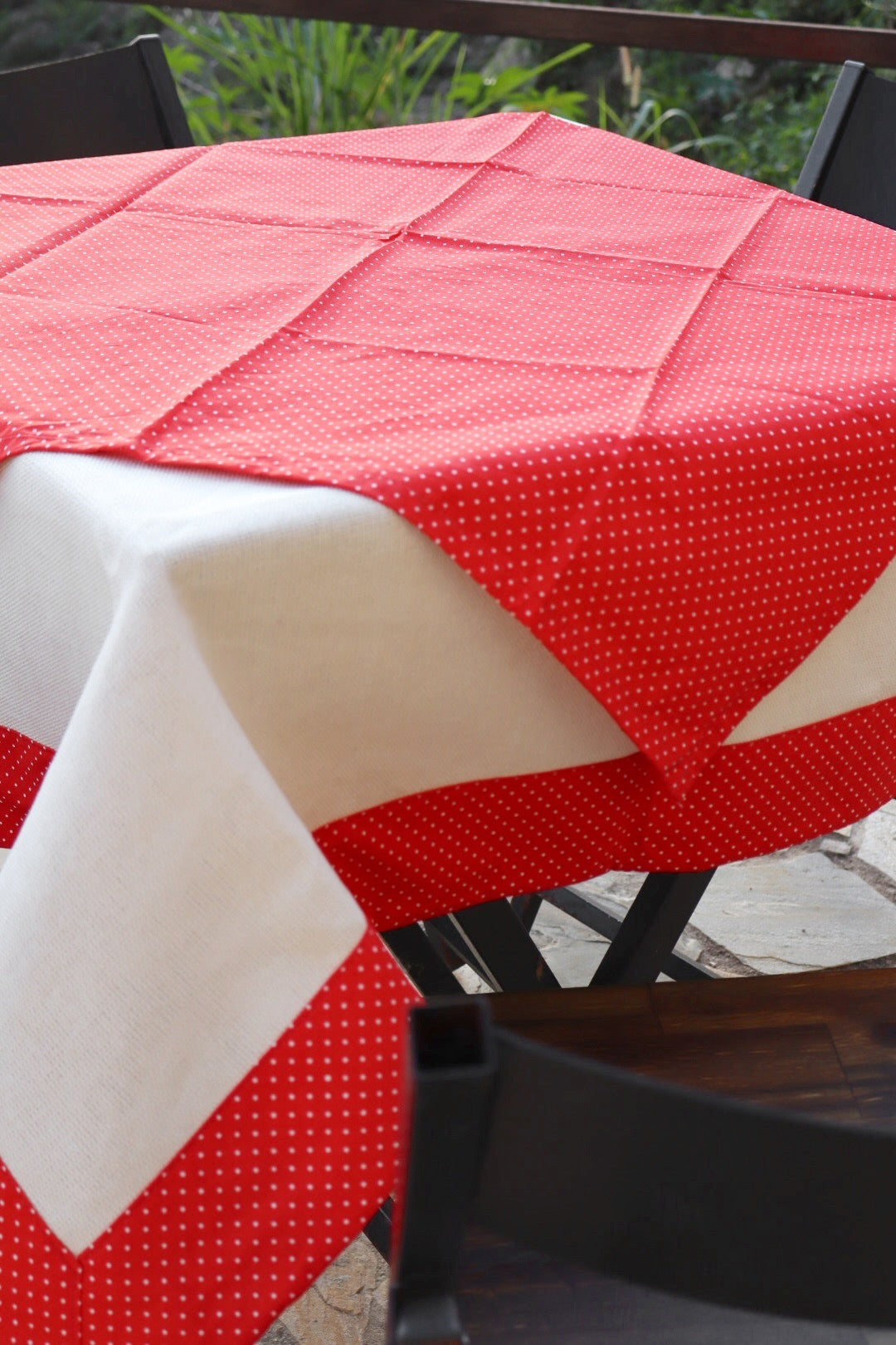 Toalha de Mesa com Barra de Tricoline Poá Vermelho com Composê 1,10x1,10m