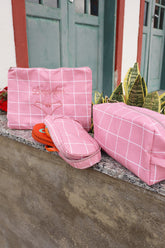 Kit Viagem Necessaire Box + Sujinha Limpinha Porta Calcinha + Porta Chinelos Grid Rosa