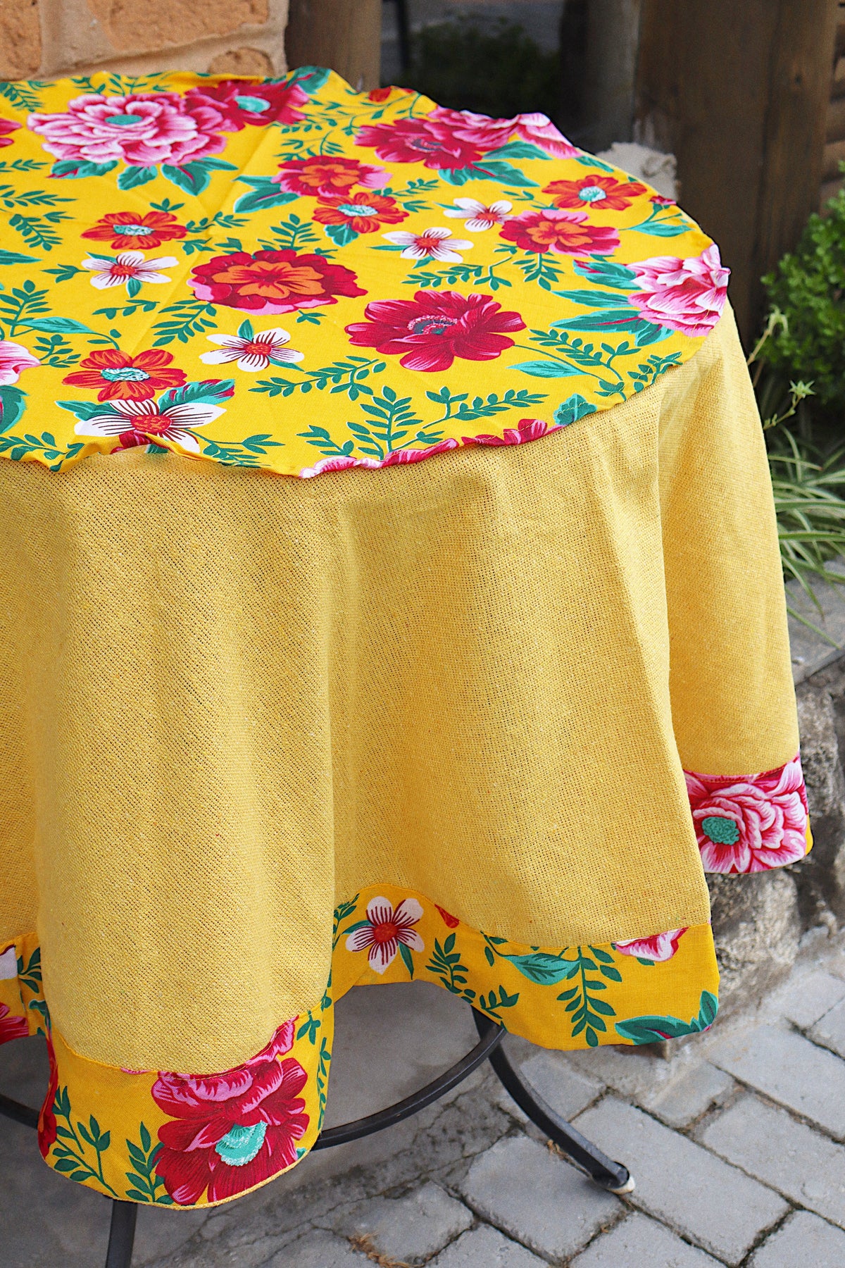 Toalha De Mesa Redonda Chita com Composê Amarelo 1,50m