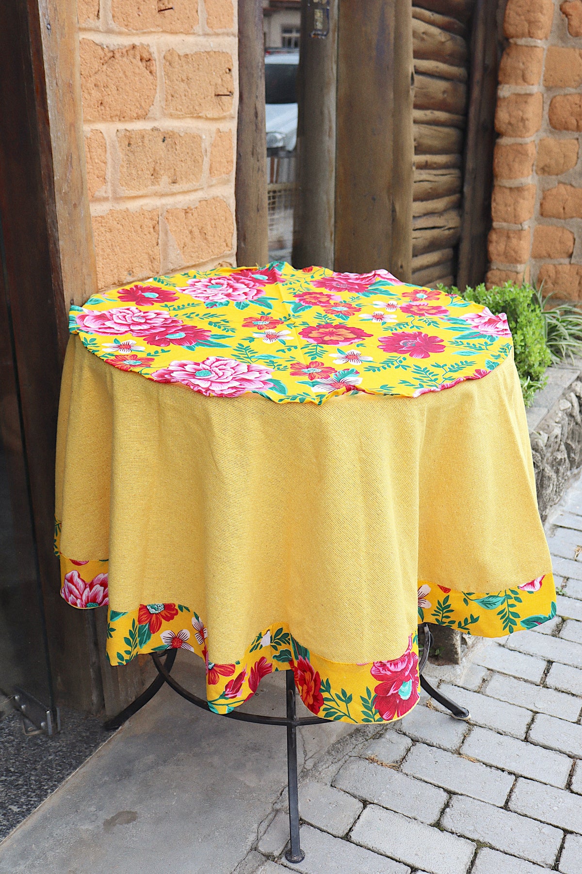 Toalha De Mesa Redonda Chita com Composê Amarelo 1,50m