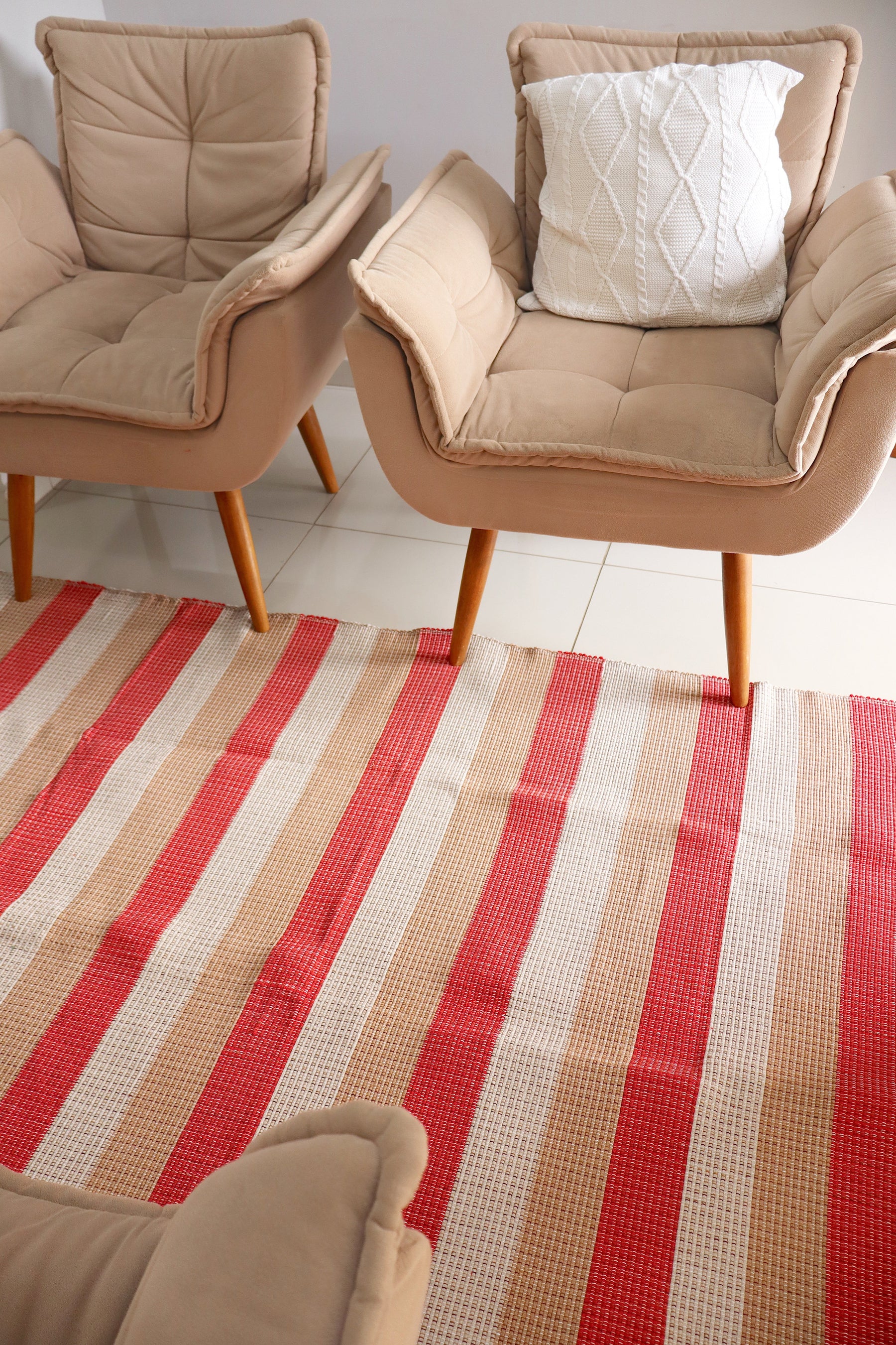 Tapete em Linha Listrado Vermelho, Bege e Cinza 1,50x2,00m