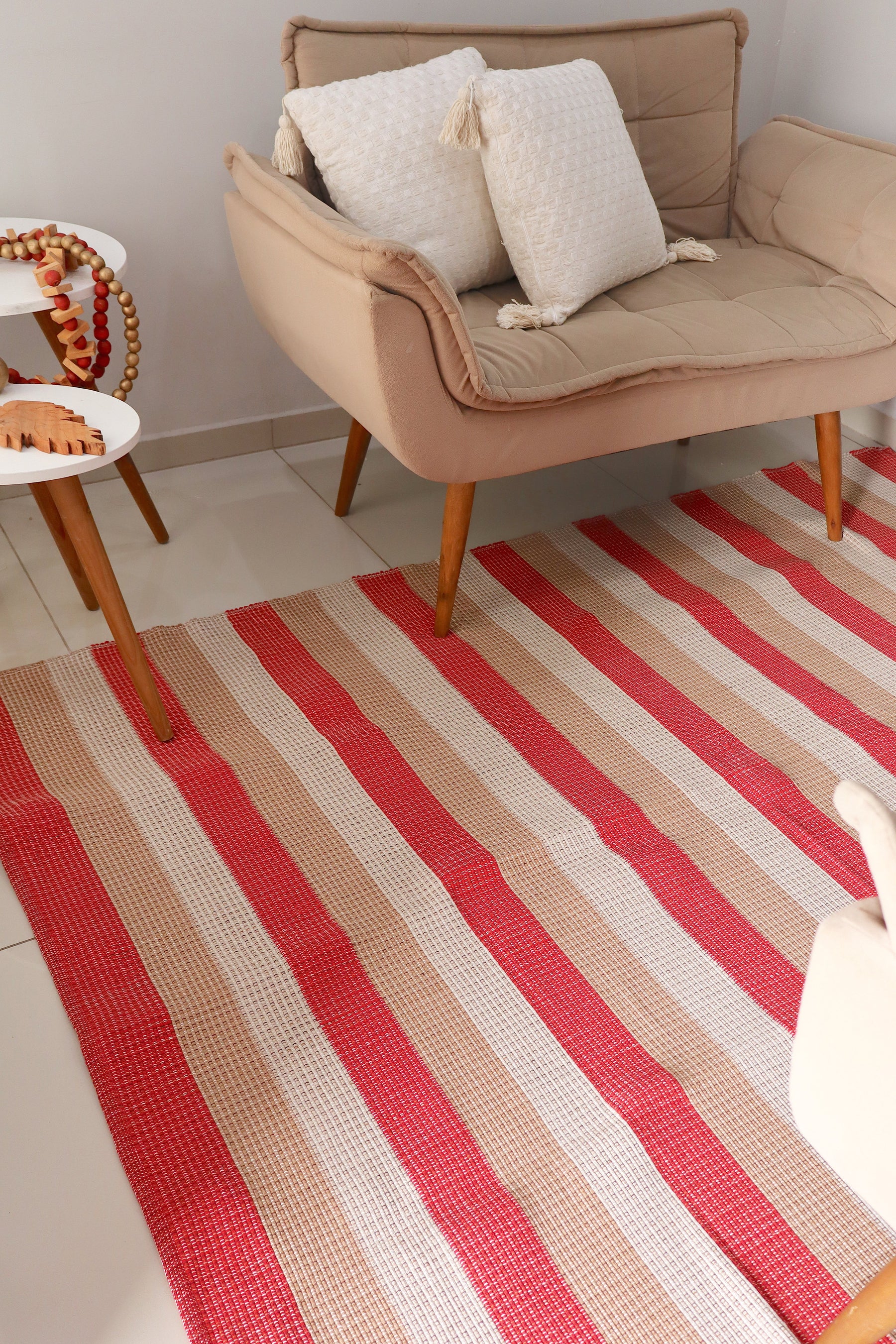 Tapete em Linha Listrado Vermelho, Bege e Cinza 1,50x2,00m