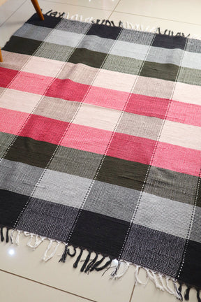 Tapete em Malha Xadrez Preto e Rosa 1,50x1,50m