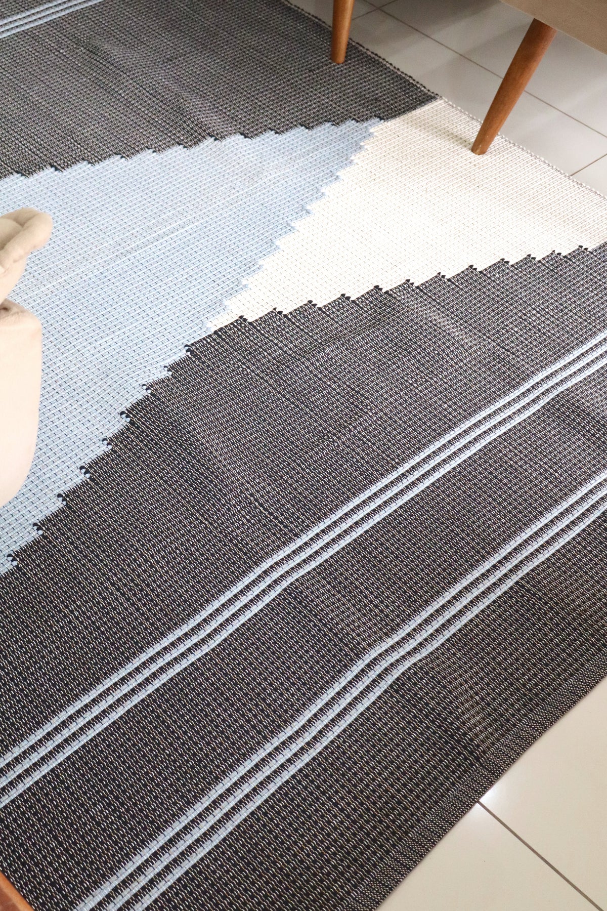 Tapete Linha Trabalhado Bico Lateral Preto e Azul 1,50x2,00m