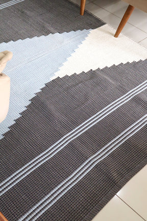 Tapete Linha Trabalhado Bico Lateral Preto e Azul 1,50x2,00m