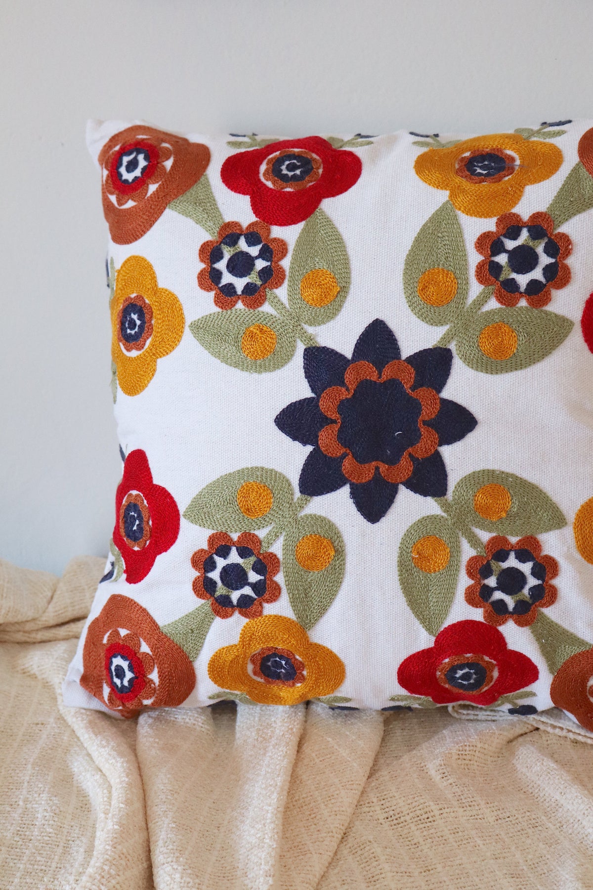 Capa de Almofada Bordada em Linho 45x45 Terra, Mostarda, Verde e Azul