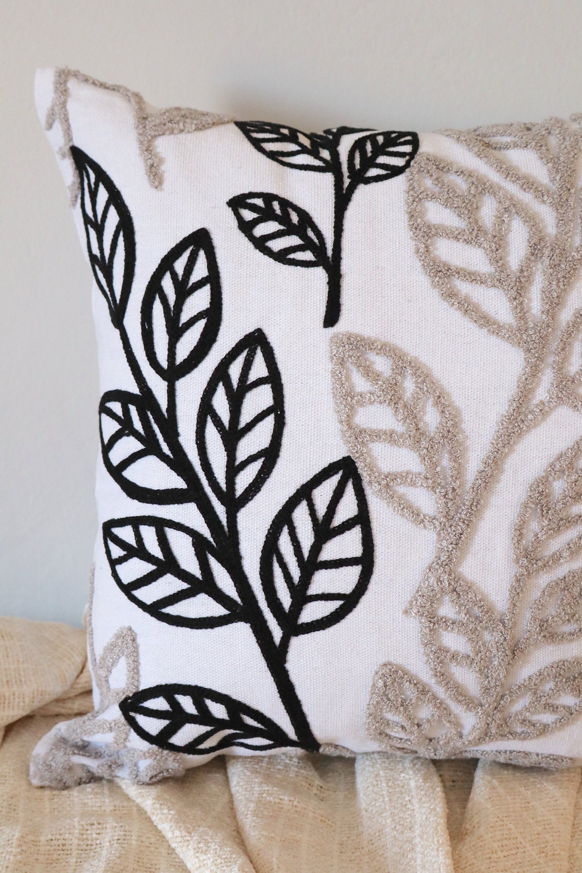 Capa de Almofada Bordada em Linho Floral Boho 45x45 EST04