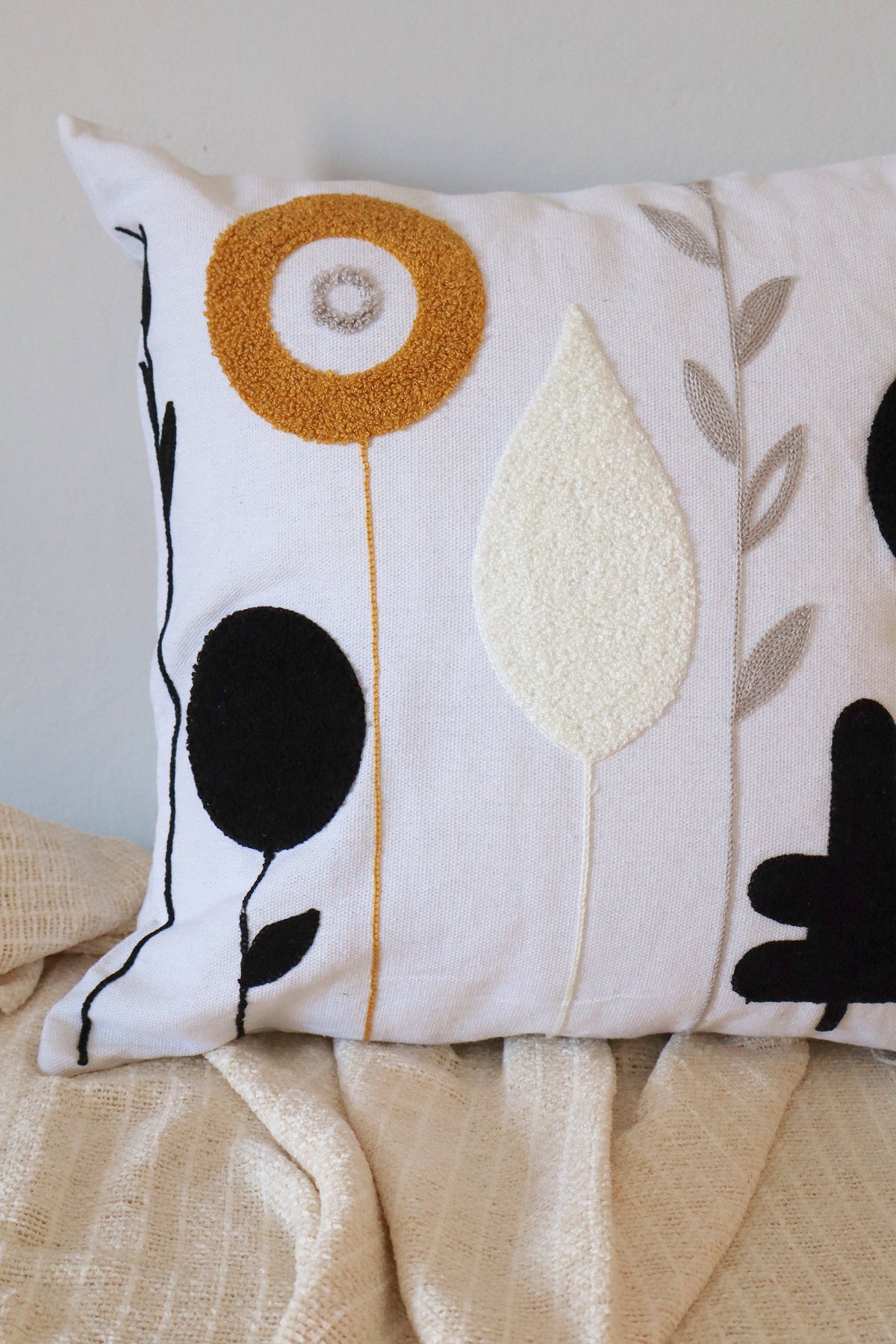 Capa de Almofada Bordada em Linho Floral Boho 45x45 EST05