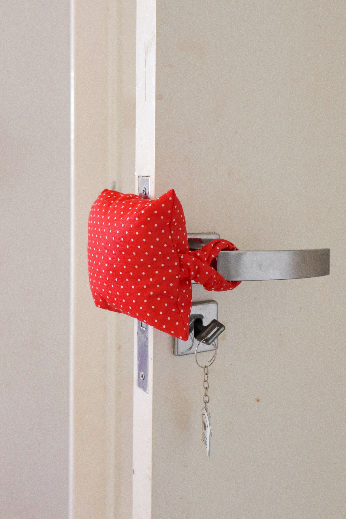 Protetor de Porta  “Não Bate a Porta” Poá Vermelho