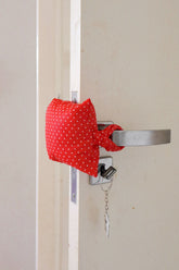 Protetor de Porta  “Não Bate a Porta” Poá Vermelho